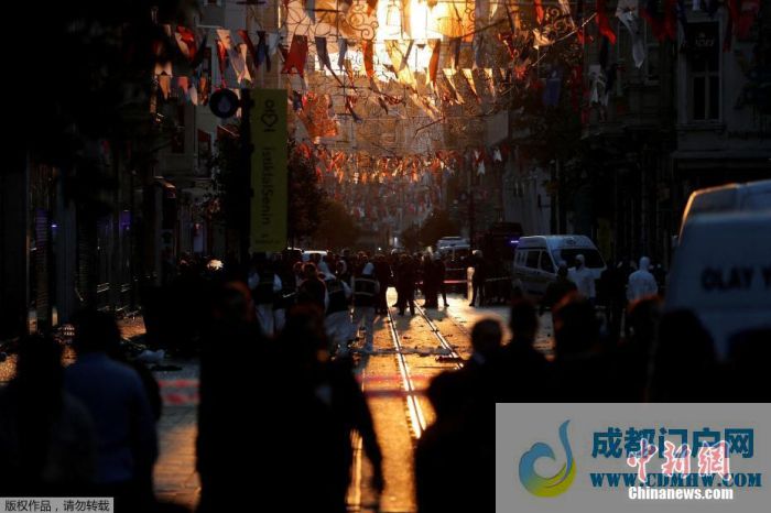 当地时间11月13日下午4时,土耳其最大城市伊斯坦布尔市中心著名的购物街伊斯蒂克拉尔(Istiklal)发生爆炸事故。图为爆炸发生后警察和紧急服务人员在现场工作。 当地时间11月13日下午4时,土耳其最大城市伊斯坦布尔市中心著名的购物街伊斯蒂克拉尔(Istiklal)发生爆炸事故。图为爆炸发生后警察和紧急服务人员在现场工作。