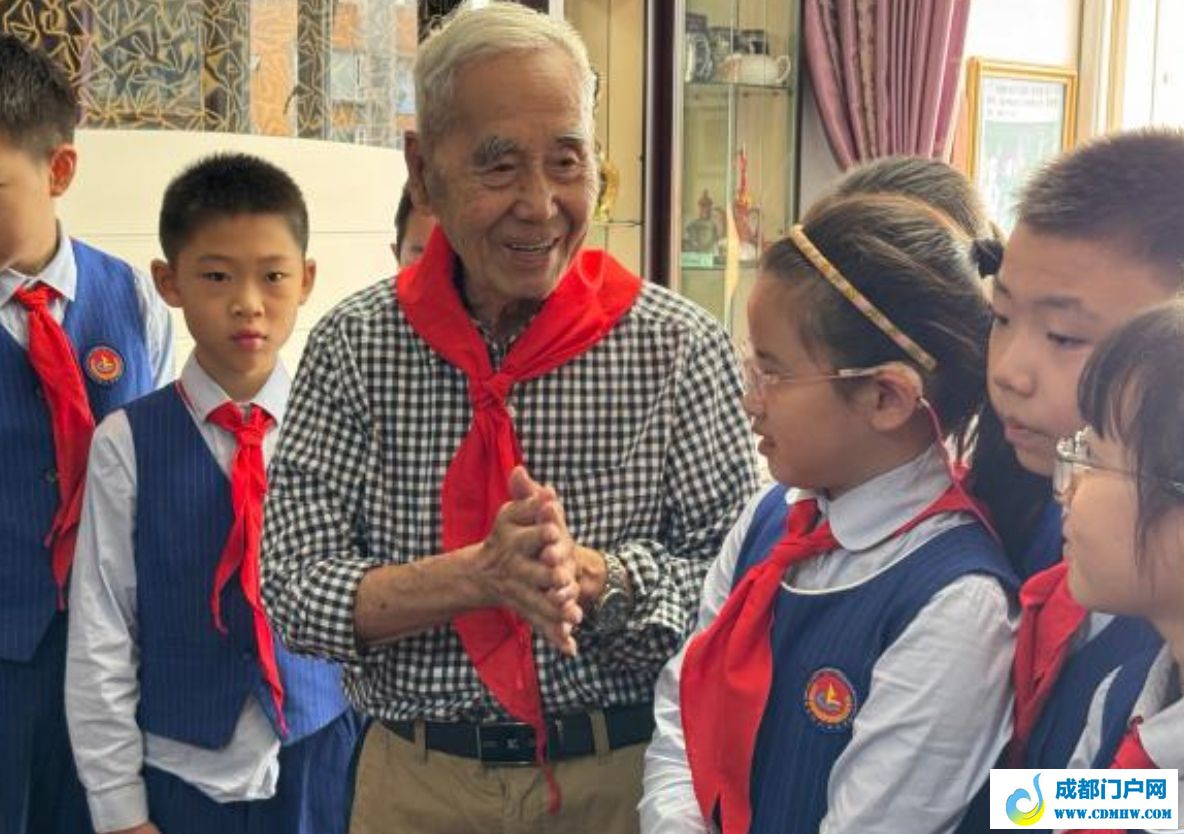 校社联动，孩子们致敬抗美援朝老兵 ​
