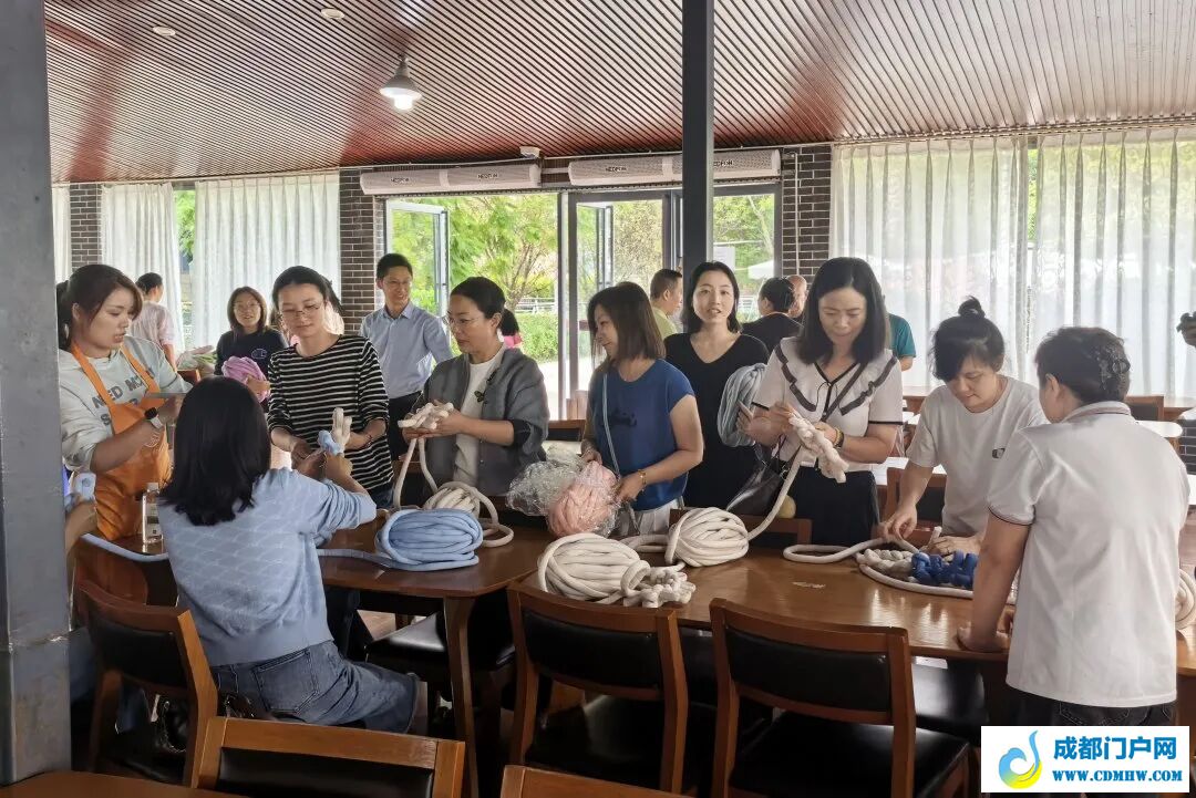 “非遗进校园一一百纳拼布手工编织体验”活动